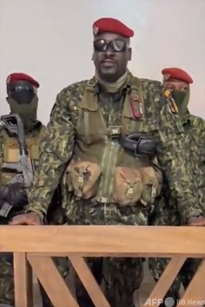 ギニアで軍事クーデター 大統領拘束