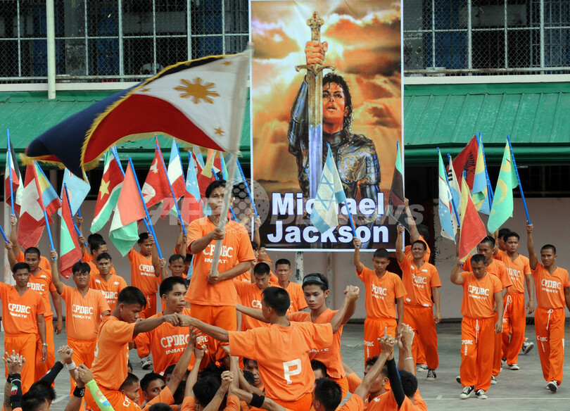 M・ジャクソンさんを追悼、セブ島刑務所で「スリラー」踊る