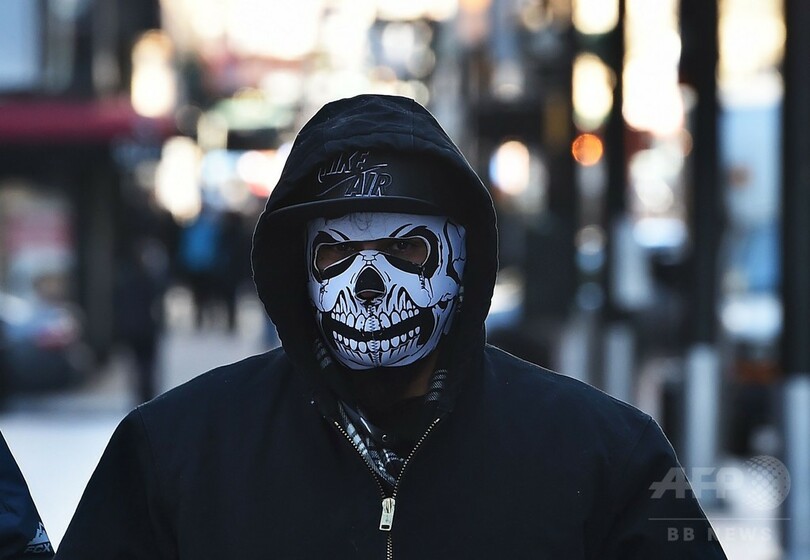 寒さにもめげず…早朝のマンハッタンを行く人たち