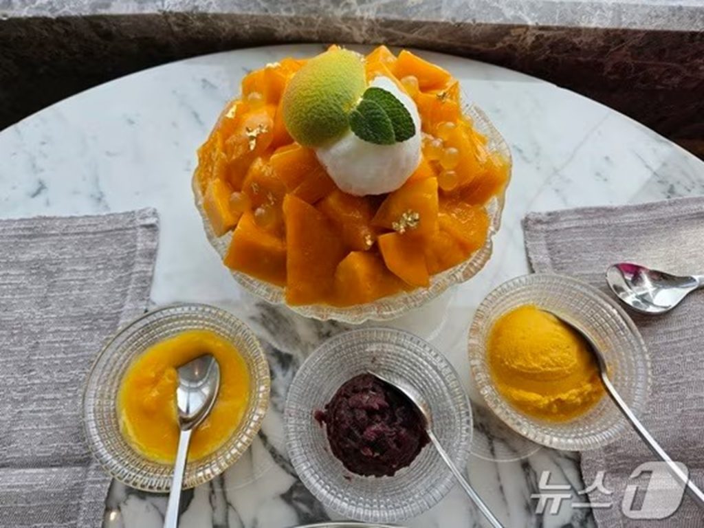 韓国・華やかな姿の「アップルマンゴーかき氷」…1万4000円のお味 写真