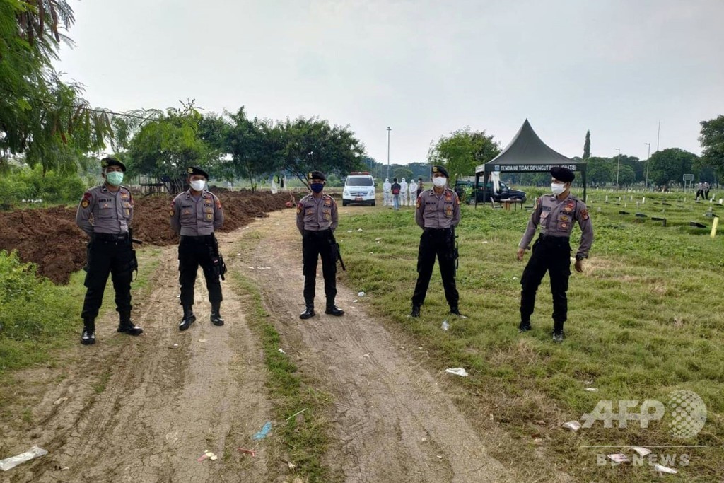 新型コロナ死者の遺体を警護 インドネシア警察の特別班発足 住民の妨害懸念で 写真2枚 国際ニュース Afpbb News