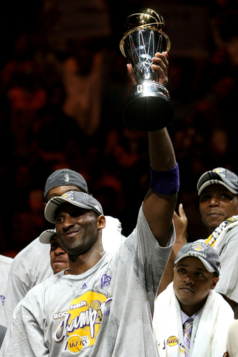 コービー・ブライアントが初のファイナルMVPに輝く、NBA