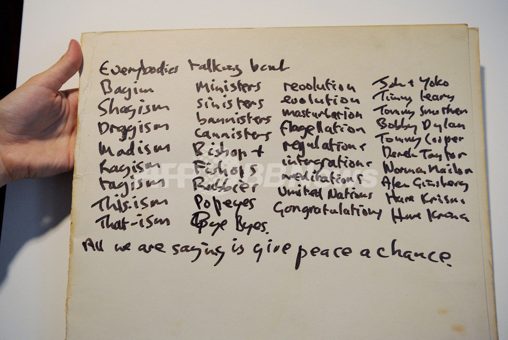 ジョン・レノンの手書きの歌詞、約8900万円で落札 写真1枚 国際