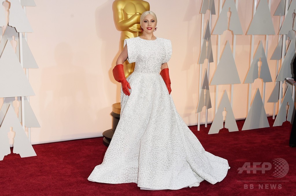 婚約発表で幸せいっぱいのガガは「アライア」のホワイトドレス