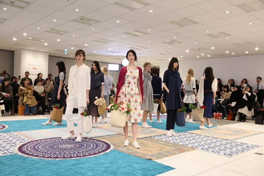 色と素材に注目「ユニクロ×イネス・ド・ラ・フレサンジュ」ショー開催