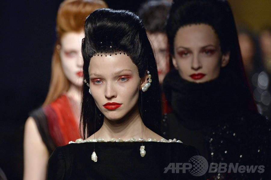 「ひげ面の女装歌手」も登場、J.P.ゴルチエ14/15年秋冬オートクチュール