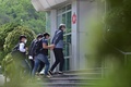 香港で警察に連行され、民主派の現地紙「蘋果日報（アップル・デーリー）」の編集部に入る張剣虹最高経営責任者（CEO、2021年6月17日撮影）。(c) Anthony WALLACE / AFP