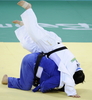 柔道・女子78キロ超級決勝でトウ文（左）に一本背負いをかけられる塚田真希。（2008年8月15日撮影）(c)AFP/KAZUHIRO NOGI