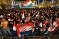 サッカーW杯カタール大会、3位決定戦、クロアチア対モロッコ。クロアチアの首都ザグレブで勝利を喜ぶサポーター（2022年12月17日撮影）。(c)Denis LOVROVIC / AFP