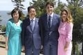 安倍晋三元首相夫妻とカナダのジャスティン・トルドー首相夫妻。カナダのケベック州で開かれた先進7か国（G7）首脳会議（サミット）で（2018年6月8日撮影）。(c)Ludovic MARIN / POOL / AFP