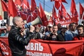 ロシアの首都モスクワで行われた年金改革案に反対するデモで、拡声器を使って演説する野党指導者のセルゲイ・ウダルツォフ氏（写真手前左側、2018年9月22日撮影）。(c)Vasily MAXIMOV / AFP