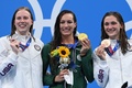 東京五輪、競泳女子200メートル平泳ぎ決勝。表彰式に臨む（左から）銀メダルを獲得した米国のリリー・キング、金メダルを獲得した南アフリカのタチアナ・スクンマカー、銅メダルを獲得した米国のアニー・ラゾー（2021年7月30日撮影）。(c)Jonathan NACKSTRAND / AFP