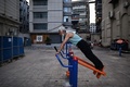 中国・湖北省武漢市内で運動をする男性（2020年8月3日撮影）。(c)Hector RETAMAL / AFP