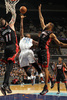 13-14NBA、シャーロット・ボブキャッツ（Charlotte Bobcats）対マイアミ・ヒート（Miami Heat）。マイアミ・ヒートのクリス・アンダーソン（Chris Anderson、左）、ラシャード・ルイス（Rashard Lewis、右）のブロックの上から得点を狙うシャーロット・ボブキャッツのマイケル・キッド・ギルクリスト（Michael Kidd-Gilchrist、2013年11月16日撮影）。(c)AFP/Getty Images/NBAE/Kent Smith