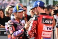 ロードレース世界選手権、第16戦日本GP。優勝したドゥカティ・レノボ・チームのフランチェスコ・バニャイア（右）をたたえるプラマック・レーシングのホルヘ・マルティン（2024年10月6日撮影）。(c)Toshifumi KITAMURA / AFP