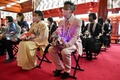 東京都内の神田明神で行われた「アイボの七五三」で自身のアイボの健やかな成長を祈願する参加者（2021年11月12日撮影）。(c)Kazuhiro NOGI / AFP