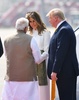 インド・アーメダバードの空港でドナルド・トランプ米大統領夫妻を出迎えたナレンドラ・モディ首相（左、2020年2月24日撮影）。(c)MANDEL NGAN / AFP