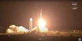 米フロリダ州のケネディ宇宙センターから打ち上げられた、スペースXの宇宙船「クルードラゴン」を搭載したロケット「ファルコン9」。NASA TVの映像より（2021年4月23日撮影）。(c)AFP PHOTO / NASA TV