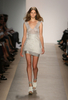 米・ニューヨーク市内で発表されたエルベ・レジェ バイ マックスアズリア（Herve Leger By Max Azria）の10年春夏コレクション（2009年9月13日撮影）。(c)AFP/Getty Images/Kristian Dowling