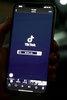 動画投稿アプリ「ティックトック」のロゴが表示されたスマートフォンの画面。アフガニスタンの首都カブールで（2022年4月21日撮影）。(c)Wakil Kohsar / various sources / AFP