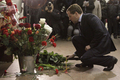 露モスクワ（Moscow）のルビャンカ（Lubyanka）駅のプラットフォームで自爆攻撃の犠牲者に花輪を捧げるドミトリー・メドベージェフ（Dmitry Medvedev）大統領（2010年3月29日撮影）。(c)AFP/OXANA ONIPKO