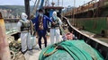 違法に取った魚を指さす容疑者（2022年5月23日撮影）。(c)CNS/陳銘斐