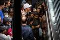 ブラジル・サンパウロ（Sao Paulo）の地下鉄セ（Se）駅、夕方のラッシュアワーは東京も顔負けの大混雑だ（2012年6月6日撮影）。(c)AFP/Yasuyoshi Chiba