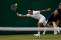 テニス、ウィンブルドン選手権、男子シングルス1回戦。リターンを打つ内山靖崇（2021年6月30日撮影）。(c)Adrian DENNIS / AFP