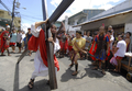 2008年3月20日、フィリピンのマンダルーヨン（Mandaluyong）で、イースター（Easter、復活祭）の行事の一環で、十字架を背負って歩くカトリック教徒。(c)AFP/LUIS LIWANAG