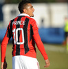 サッカー親善試合、プロ・パトリア（Pro Patria）対ACミラン（AC Milan）。人種差別的な暴言を受け、ピッチを後にするACミランのケヴィン・プリンス・ボアテング（Kevin Prince Boateng、左、2013年1月3日撮影）。(c)AFP/ALBERTO LINGRIA