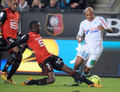 12-13フランス・リーグ1は26日、第22節の試合が各地で行われ、オリンピック・マルセイユ（ Olympique de Marseille）は2-2でレンヌ（Stade Rennes FC）と引き分けた。

レンヌのクリス・マヴィンガ（Chris Mavinga、中央）とボールを競るオリンピック・マルセイユのアンドレ・アイェウ（Andre Ayew、右、2013年1月26日撮影）。(c)AFP/JEAN FRANCOIS MONIER