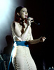 米・カリフォルニア（California）州のハリウッド・フォーエバー墓地（Hollywood Forever Cemetery）で歌手クリスタ・ベル（Chrysta Bell）がパフォーマンスを披露した（2013年5月12日撮影）。(c)AFP/Getty Images/Kevin Winter
