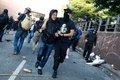ドイツ北部ハンブルクで行われた、主要20か国・地域（G20）に抗議するデモの現場で、機動隊の突入後に走る参加者ら（2017年7月6日撮影）。(c)AFP/Odd ANDERSEN