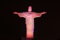 ブラジル・リオデジャネイロ（Rio de Janeiro）のコルコバード（Corcovado）の丘に立つ、スイスの国旗の色に染め上げられた巨大なキリスト像（Christ the Redeemer、2014年6月11日撮影）。(c)AFP/YASUYOSHI CHIBA