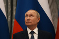 ロシアの首都モスクワで、フランスのエマニュエル・マクロン大統領との会談後に会見するウラジーミル・プーチン大統領（2022年2月7日撮影）。(c)Thibault Camus / POOL / AFP
