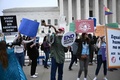 米首都ワシントンの最高裁前で、抗議活動をする人々（2022年5月3日撮影）。(c)Brendan SMIALOWSKI / AFP