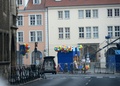 ドイツ北部ブラウンシュバイクで、「イスラム過激派による襲撃の具体的な脅威」を受けて中止となったカーニバル（謝肉祭）のパレード会場に不審物の捜索のために投入された警察犬（2015年2月15日撮影）。(c)AFP/DPA / PETER STEFFEN