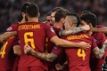 サッカー欧州チャンピオンズリーグ、グループC第4節、ASローマ対チェルシー。ステファン・エル・シャーラウィが決めたゴールを喜び合うASローマの選手（2017年10月31日撮影）。(c)AFP/Alberto PIZZOLI