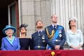 英国のエリザベス女王（左端）、ウィリアム王子夫妻（右）とヘンリー王子夫妻。ロンドンのバッキンガム宮殿で（2018年7月10日撮影、資料写真）。(c)Tolga AKMEN / AFP