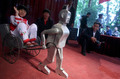 中国・北京（Beijing）の公園で、農民風の手作りロボットを披露するWu Yuluさん。専門教育を受けずに不要品だけを使ってロボットを設計するWuさんは中国国民の間では有名人だ（2009年4月29日撮影）。(c)AFP