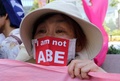 東京の国会議事堂前で、衆議院平和安全法制特別委員会が可決した安全保障関連法案に抗議するデモに参加した女性（2015年7月15日撮影）。(c)AFP/Yoshikazu TSUNO