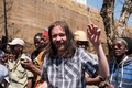 南アフリカ・ヨハネスブルクの憲法裁判所で、大麻の個人使用は合法との判断が下されて喜ぶ人々（2018年9月18日撮影）。(c)WIKUS DE WET / AFP