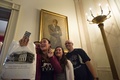 米ワシントンD.C.のホワイトハウスで、ジョン・F・ケネディ元大統領の肖像画と一緒にセルフィー（自分撮り）をする一般見学ツアー客（2015年7月1日撮影）。(c)AFP/BRENDAN SMIALOWSKI