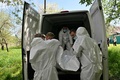 ウクライナの首都キーウ西郊ザワリウカでロシア兵の遺体を収容する法医学捜査班（2022年5月11日撮影）。(c)Sergei SUPINSKY / AFP