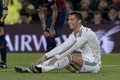 14-15スペイン1部リーグ第28節、FCバルセロナ対レアル・マドリード。ピッチに座り込むレアル・マドリードのクリスティアーノ・ロナウド（2015年3月22日撮影）。(c)AFP/JOSEP LAGO