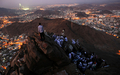 イスラム教の聖地サウジアラビア・メッカ（Mecca）で、大巡礼「ハッジ」で同地を訪れ光の山（Noor Mountain）で祈る巡礼者ら（2009年11月23日撮影）。(c)AFP/MAHMUD HAMS