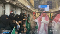 スーダンから脱出し、サウジアラビア・ジッダに到着した市民らを出迎えるサウジの副外相（右）。サウジ放送局Al-Ikhbaryiaの映像からの静止画（2023年4月22日提供）。(c)AFP PHOTO / HO / AL-IKHBARIYA TV