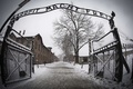 雪に包まれたポーランド・オシフィエンチム（Oswiecim）にあるナチス・ドイツ（Nazi）のアウシュビッツ・ビルケナウ（Auschwitz-Birkenau）強制収容所の入り口（2015年1月25日撮影）。(c)AFP/JOEL SAGET