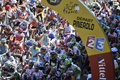 2011ツール・ド・フランス（2011 Tour de France）、第18ステージ（ピネローロからガリビエ峠、200.5キロメートル）。スタートを待つ選手（2011年7月21日撮影）。(c)AFP/LIONEL BONAVENTURE