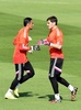 スペイン・スーパーカップ2014（Spanish Super Cup 2014）、アトレティコ・マドリード（Atletico Madrid）との第1戦を控え、バルデベバス（Valdebebas）のトレーニング施設で最終調整を行うレアル・マドリード（Real Madrid）のGKケイロール・ナバス（Keylor Navas、左）とイケル・カシージャス（Iker Casillas、2014年8月18日撮影）。(c)AFP/GERARD JULIEN